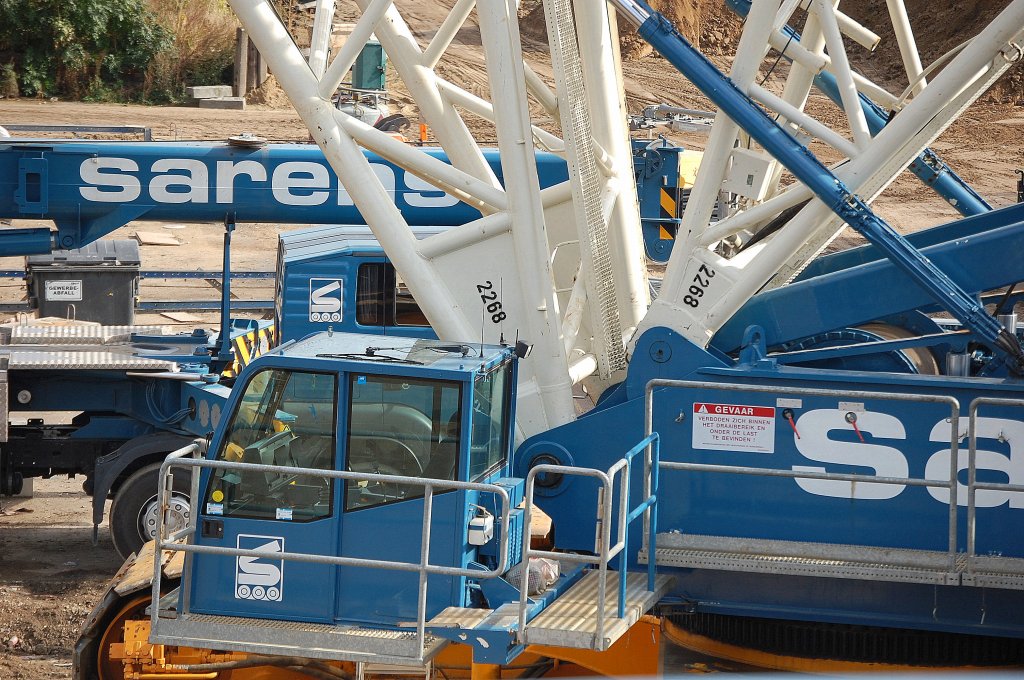 So gewaltig Raupenkr�ne in ihren Ausma�en aussehen, das F�hrehaus ist f�r eine Bedienungskraft vorgesehen, 03.10.09 Gro�baustelle Berlin Ostkreuz.