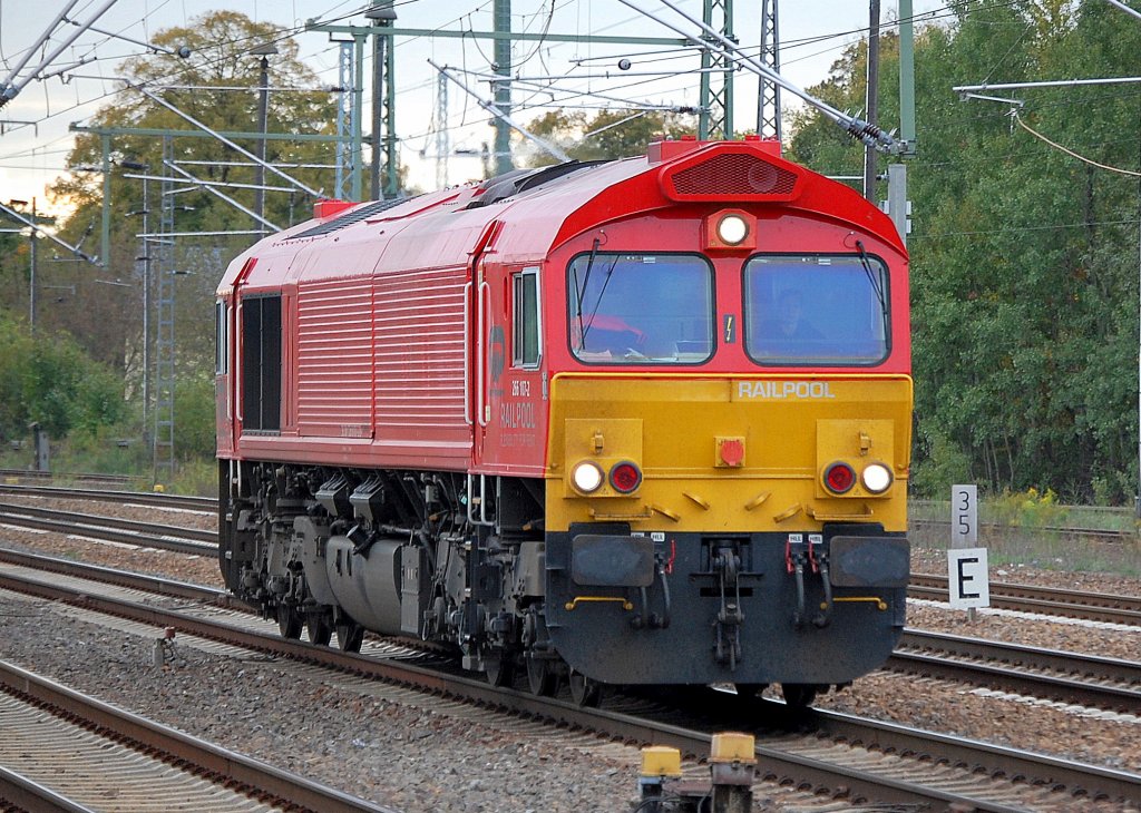 Sogut wie nichts habe ich zu dieser RAILPOOL Lok mit Logo der Sped. G�nter Papenburg 266 107-2 bisher finden k�nnen, es scheint mir so zu sein, als g�be es diese Lok noch nicht allzulange in Diensten der Railpool GmbH?, da selbst auf deren Firmenseite unter den News der letzten Monate etwas zu finden war, trotz einiger weniger Sichtungen seit Fr�hjahr diesen Jahres? Leerfahrt am 30.09.10 Bhf. Flughafen Berlin-Sch�nefeld.