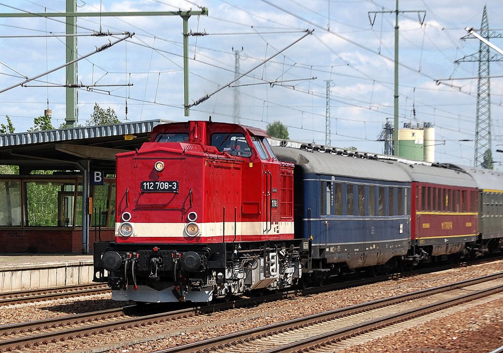 Sonderzugfahrt mit der Regio-Infra Service Sachsen GmbH Lok 112 708-3 (92 80 1202 708-4 D-RIS, LEW Bj.1974) mit historischen Personenwagen u.a. der Deutschen-Museums-Eisenbahn GmbH + Dampflok 03 1010 am 14.05.12 Bhf. Flughafen Berlin-Sch�nefeld.