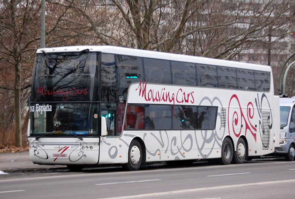Spanischer Reisebus vom Veranstalter Mouving Cars, ein Van Hool TD925 Astromega, 21.01.11 N�he S-Bhf. Berlin Landsberger Allee.