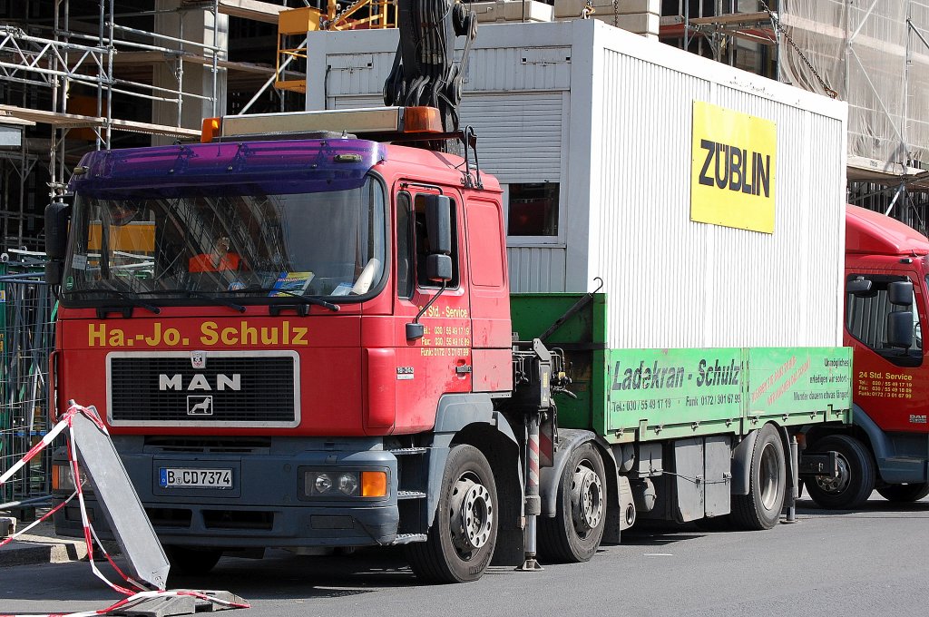 Spezial-LKW mit gro�em Ladekran zum Abtransport von Bauwohncontainern, ein MAN 19.343 der Fa.Ha.-Jo. Schulz am 15.05.12 Berlin-Pankow.