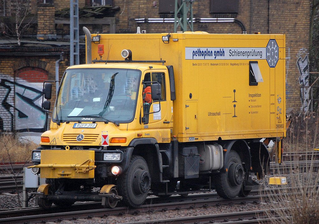 Spezial-Zweiwegefahrzeug zur Ulrtaschallvermessung von Gleisanlagen in dem Fall der DB, ein MB UNIMOG U400 der Berliner Fa. pethoplan GmbH, 13.01.11 Berlin-Beusselstr.