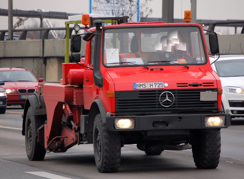 Spezialaufbau eines MB UNIMOG mit hydraulisch absenkbarer Ladefl�che zum Fahrzeugtransport (Gabelstapler), Berliner Stadtautobahn H�he Spandauer Damm Br�cke, 05.12.08
