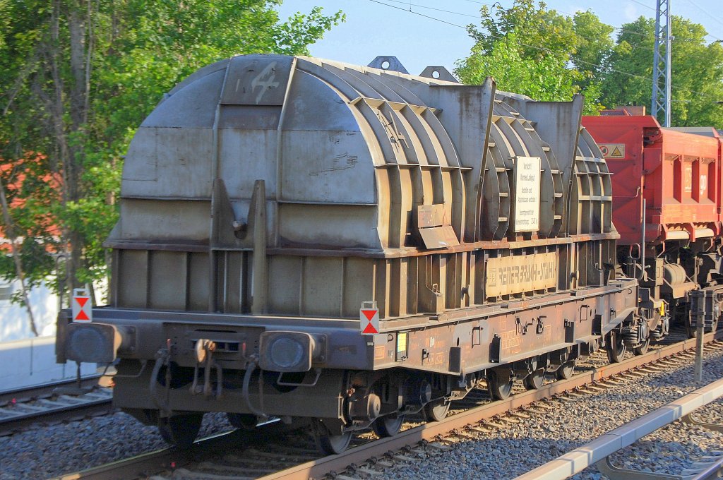 Spezialg�terwagen zum Transport von gl�hend hei�en Stahlbl�cken der Fa. REINER BRACH-STAHL mit Thermoabdeckung vom Typ Salmmnps 706 bei der DB eingestellt mit Gefahrstofftafel (80/3258) hei�e feste Stoffe ab 240� Grad, gemischter Zugverband am 30.06.10 Berlin-Karow. 