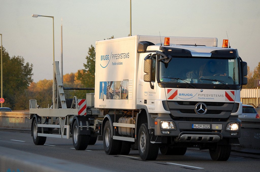 Spezialh�ngerzug der Fa. BRUGG PIPESYSTEMS spezialisierte Firma f�r Rohrsysteme und deren Transport mit MB 1841, 19.10.12 Berlin-Heinersdorf.