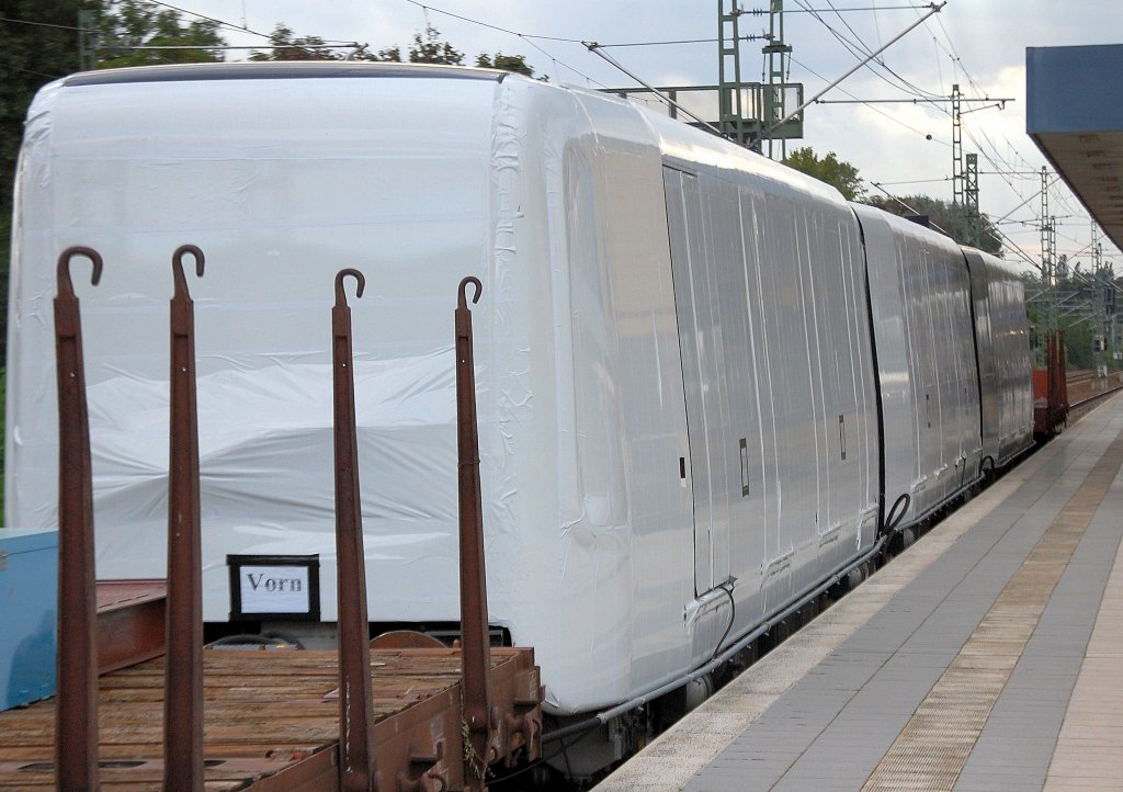 Spieglein, Spieglein an der Wand welcher Triebzug verbirgt sich unter dem Gewand? Hersteller Geheimniskr�mereien vor Beginn der InnoTrans 2010 in Berlin, 17.09.10 Berlin-Jungfernheide.