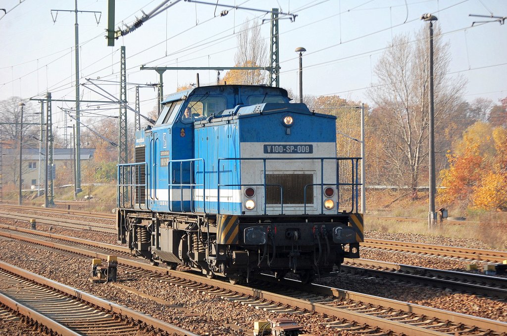 Spitzke Logistik Lok V100-SP-009 (92 80 1203 129-2 D-SLG, LEW Bj.1973) auf Leerfahrt am 01.11.11 durch den Bhf. Flughafen Berlin-Sch�nefeld. 