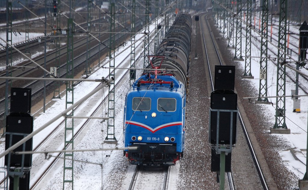 SRI Mietlok 151 170-8 mit Kesselwagenzug am 17.01.13 Berlin-Beusselbr�cke.