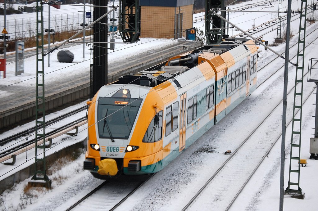STADLER GTW 2/6 der ODEG mit VT 646.041 Richtung Berlin-Spandau, 10.12.12 Berlin-Beusselbr�cke.