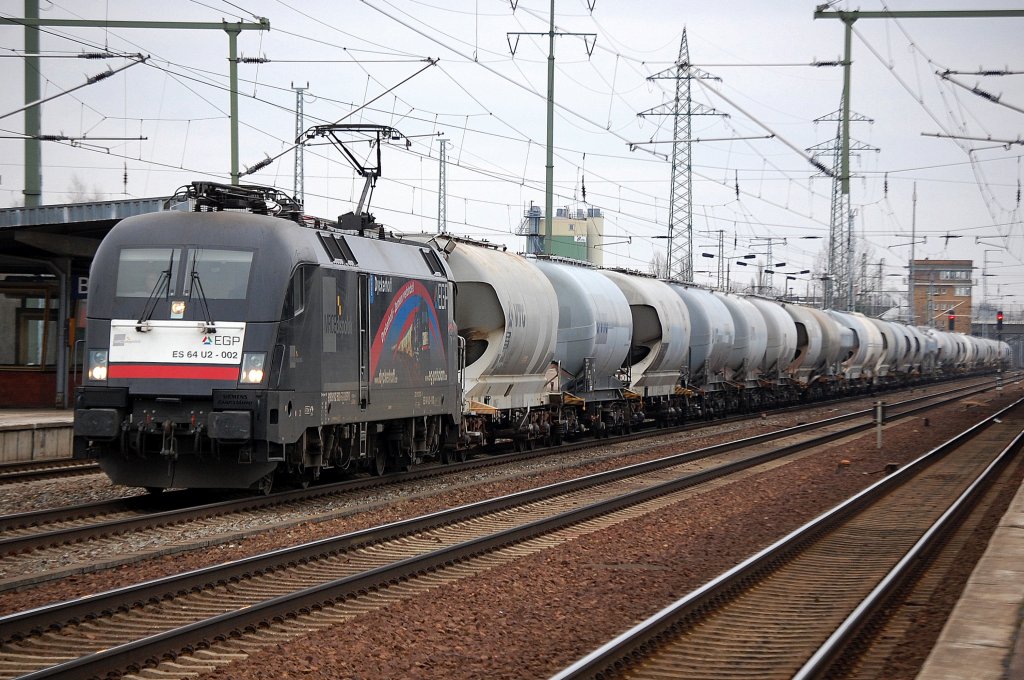 Standardleistung mit MRCE Dispolok der EGP ES 64 U2-002 (91 80 6182 502-5 D-DISPO) und einem Leerzug Zementstaubsiloawgen am 07.02.11 Bhf. Flughafen Berlin-Sch�nefeld.