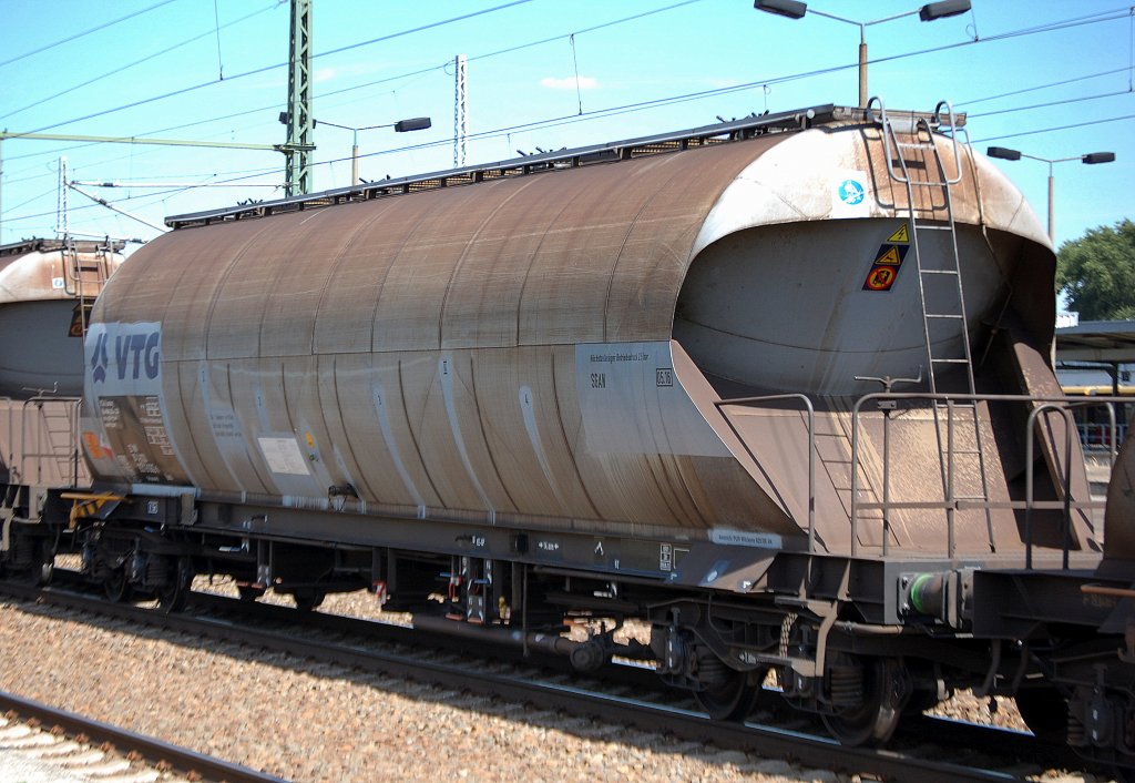 Staubgutsilowagen vom Einsteller VTG Germany mit der Nr. 33 RIV 80 D-VTGD 9319 092-8 Uacs Bf.: Maschen-Rbf. f�t Kohlestaub als Gefahrgut (40/1361), 23.07.12 Bhf. Flughafen Berlin-Sch�nefeld.