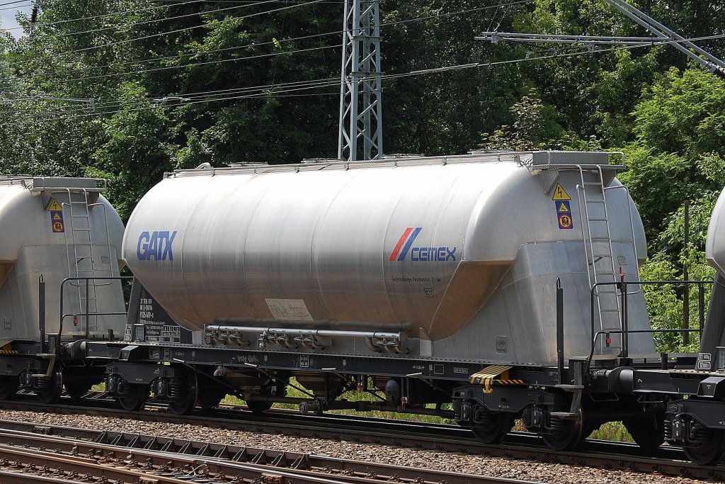 Staubsilowagen vom Einsteller GATX Austria mit deutscher Zulassung mit der Nr. 33 TEN RIV 80 D-GATXA 9326 419-0 Uacns Bf. Altenburg mit dem Logo-Aufdruck CEMEX, 27.06.13 Berlin-Springpfuhl.