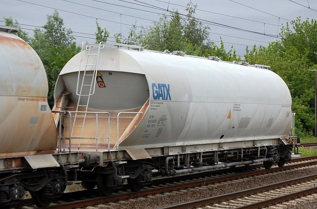 Staubsilowagen vom Wageneinsteller GATX Germany mit der Nr. 33 RIV 80 D-GATXD 9324 139-0 Uacs Bf. Altenburg Ladegut: Terephtals�ure pulverf�rmig zur Kunstoffherstellung, 31.05.12 Berlin-Blankenburg.