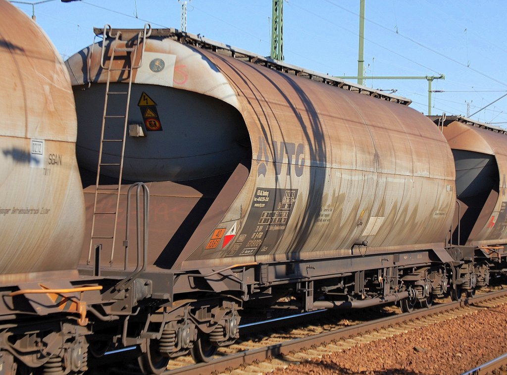 Staubsilowagen vom Wageneinsteller VTG in Hamburg eingestellt mit der Nr. 33 RIV 80 D-VTGD 9319 012-6 Uacs Bf Maschen Rbf lt Gefahrstofftafel 40/1361 f�r Kohlestaub/Ru� usw., 07.03.11 Bhf. Flughafen Berlin-Sch�nefeld.