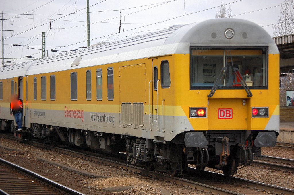 Steuerwagen der DB Netz Instandhaltung zur Fahrwegmessung eingestellt als Scheres Nebenfahrzeug mit der Nr.97 86 21 40117-0 Dienst mzf 321 am Haken von 110 169-0 hinter dem RAILab2, 14.03.12 BHf. Flughafen Berlin-Sch�nefeld.