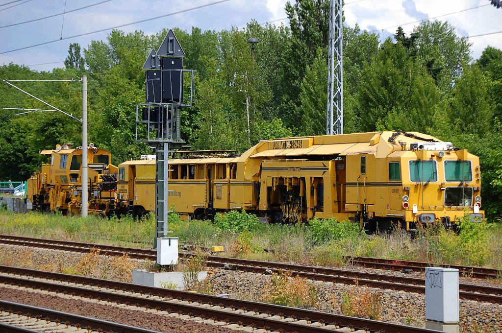 Stopfmaschine 09-32 UNIMAT 4S von P&T der DB Netz Instandsetzung, interne Nr. USM 661 eingestellt als schweres Nebenfahrzeug mit der Nr. 97 43 55 001 17-9 abgestellt zusammen mit der Universalschotterplaniermaschine SSP 681 am 11.06.12 Berlin-Blankenburg.