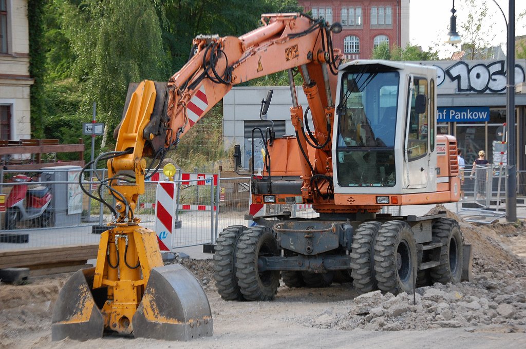 STRABAG LIEBHERR Typ 312 Mobilbagger am 01.08.10 Berliner Str. Berlin-Pankow.