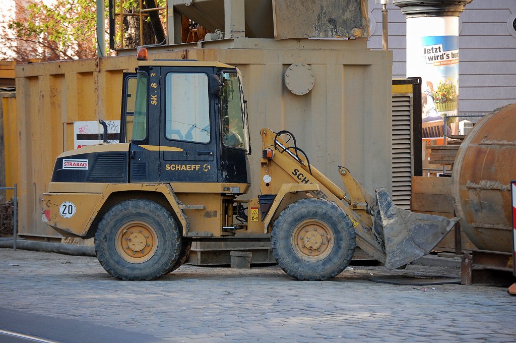 STRABAG Radlader, ein SCHAEFF SKL 843, 18.04.10 Berliner Str. Berlin-Pankow.  