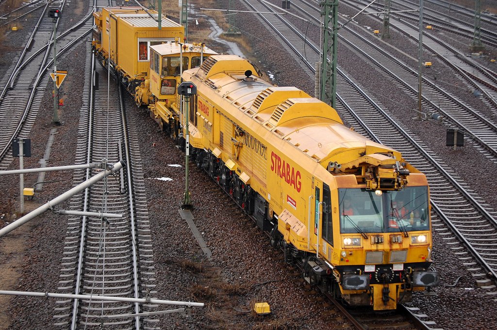 STRABAG Rail mit ihrer LINSINGER Fr�smaschine SF03 W_FFS (Baujahr 2010) und Profiliermaschine und H�nger mit Material- und Aufenthaltscontainer Richtung Wedding, 18.12.12 Berlin-Putlitzbr�cke.