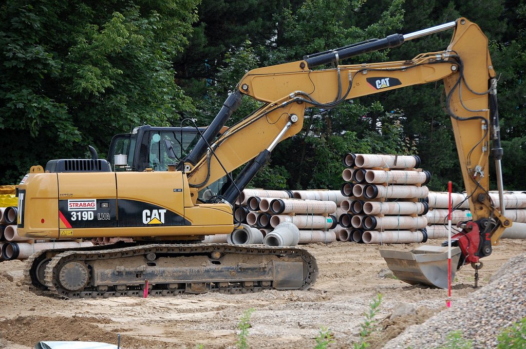 STRABAG Raupenbagger CAT 319D LVA am 05.08.10 Baustelle rund um den Bhf. Flughafen Berlin-Sch�nefeld. 
