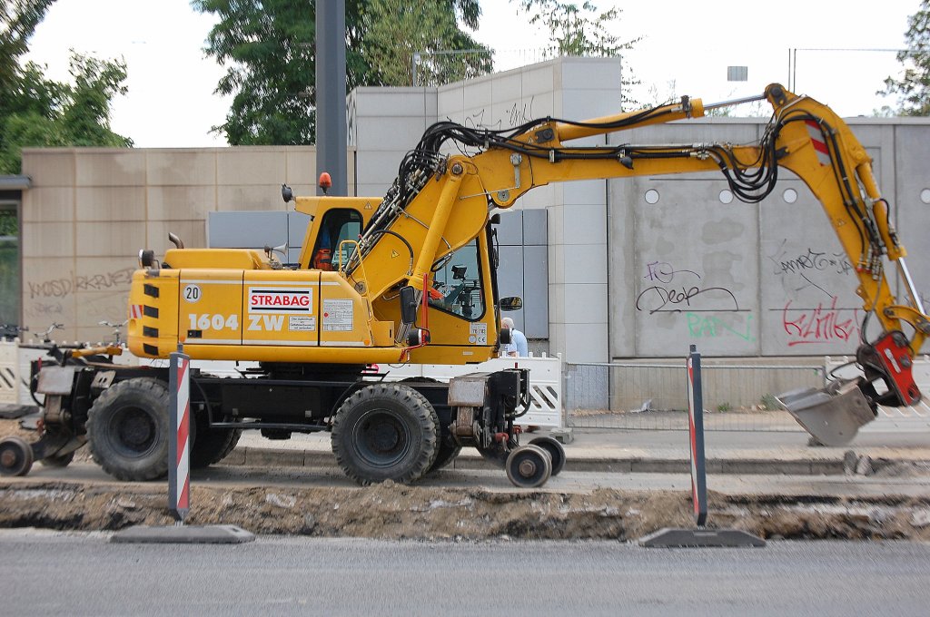 STRABAG Zweiwegebagger ATLAS 1604 ZW am 29.07.10 Berliner Stra�e Berlin Pankow, Neubau der Stra�e + TRAM-Schienen. 