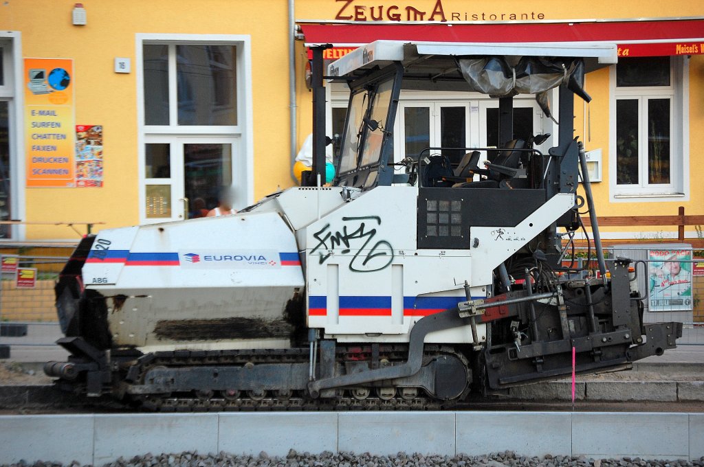 Stra�enfertiger ABG titan Typ? der Baufirma EUROVIA beim asphaltieren Berliner Str. Berlin-Pankow, 25.08.10