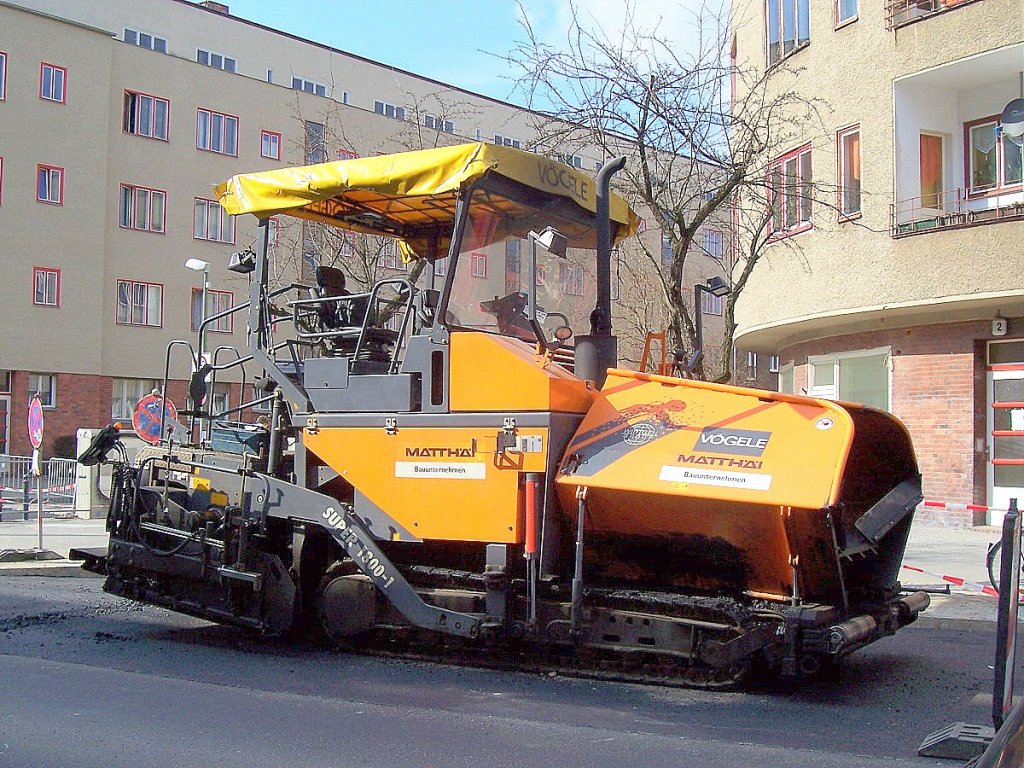 Stra�enfertiger der Baufirma MATTH�I, eine V�GELE SUPER 1800-1 im Februar 2007 Berlin-Florastr. 