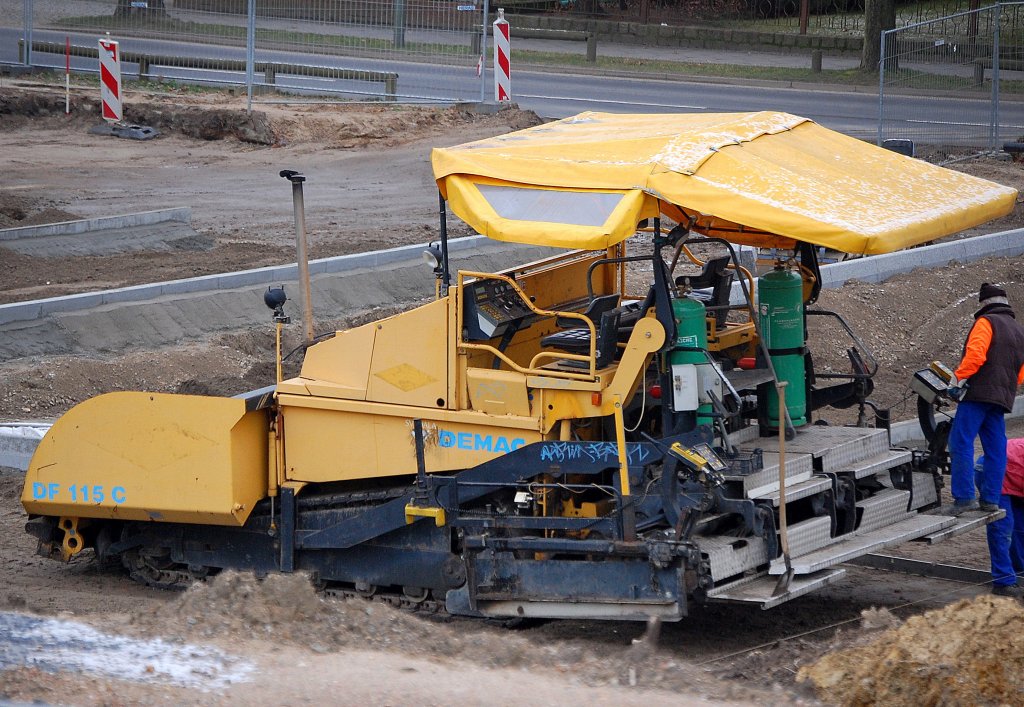 Stra�enfertiger DEMAG DF 115C bei Erdarbeiten zur Stra�envorbereitung des neuen Bushaltepunkts Berlin-Karow am Bhf. am 14.12.09