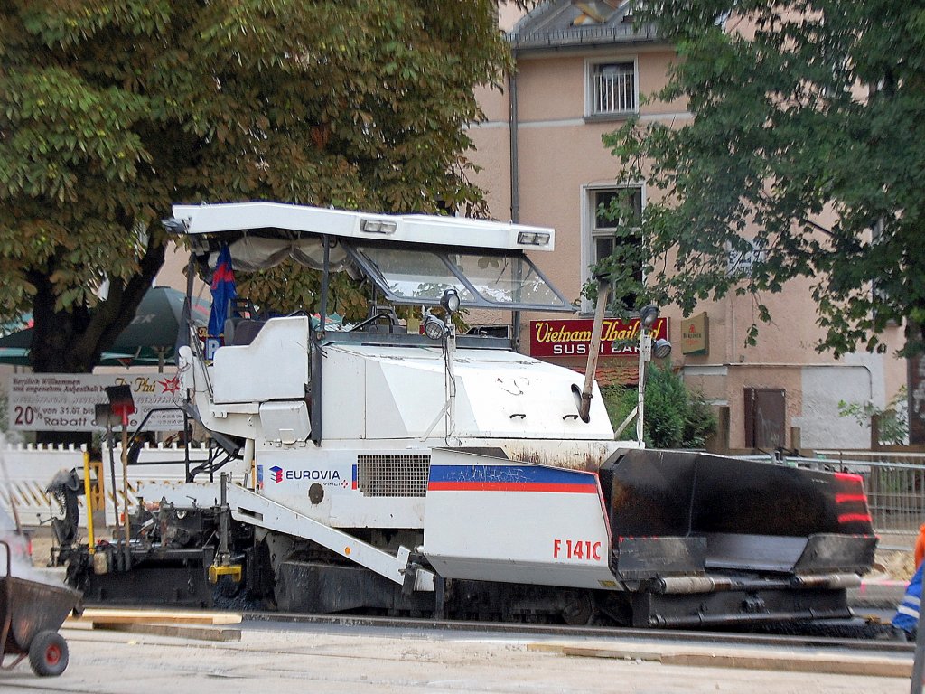 Stra�enfertiger DYNAPAC Typ F141C der Baufirma EUROVIA, 11.08.10 Berliner Str. Berlin-Pankow.
