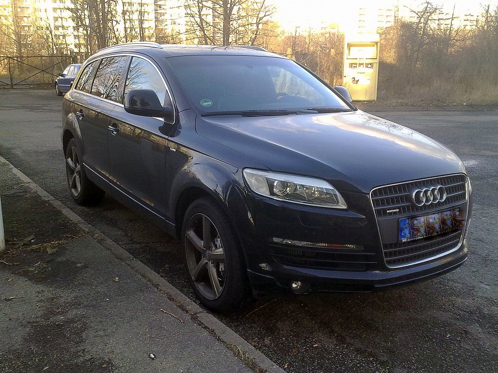 SUV Audi Q7 3.0 TDI QUADRO, 22.02.12 Berlin-Pankow. 