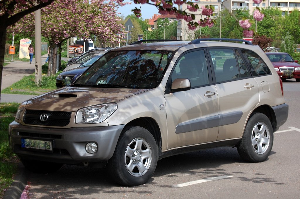 SUV (Funcruiser) Toyota RAV4 D-4D (CA30W) 3.Generation, seit 2006 auf dem Markt, 30.04.12 Berlin-Pankow.