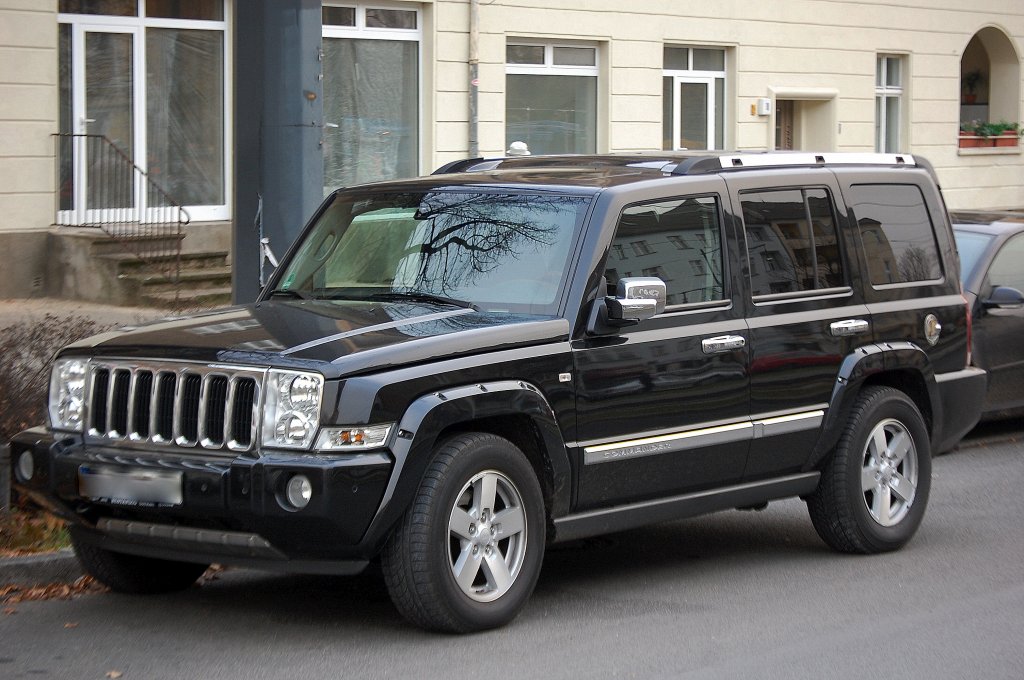 SUV Jeep Commander in schwarz, 21.11.12 Berlin-Pankow.