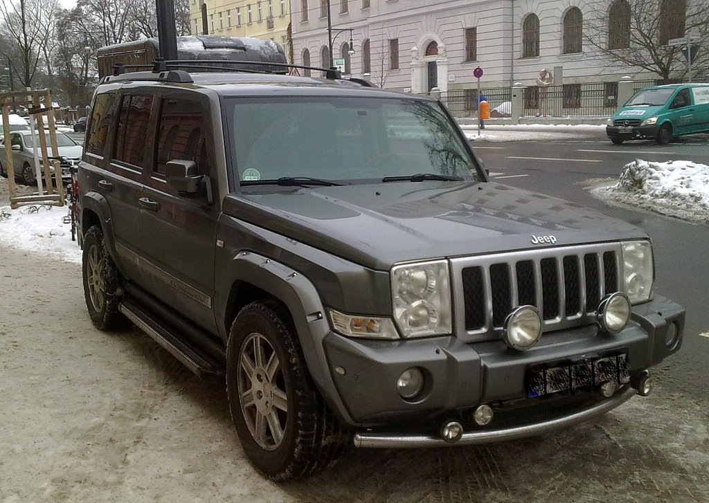 SUV Jepp Commander, 13.12.12 Berlin-Pankow.