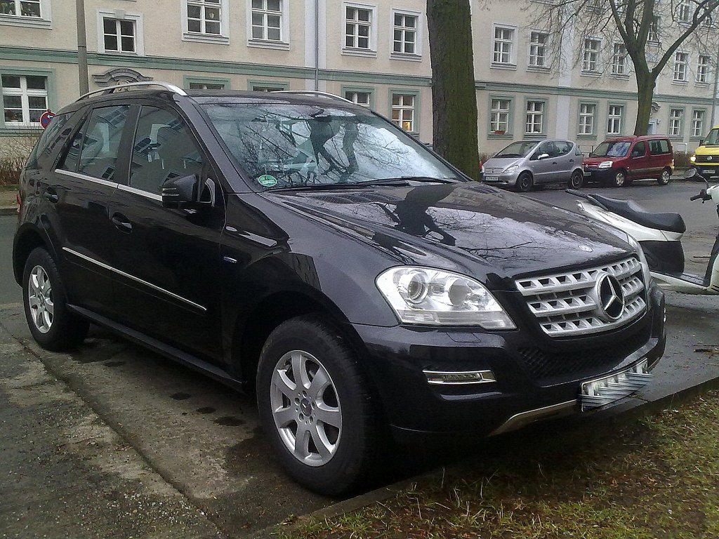 SUV Mercedes-Benz ML 300 CDI 4 MATIC (W 164, Produktionszeitraum 2005-2011), 27.02.13 Berlin-Pankow.
