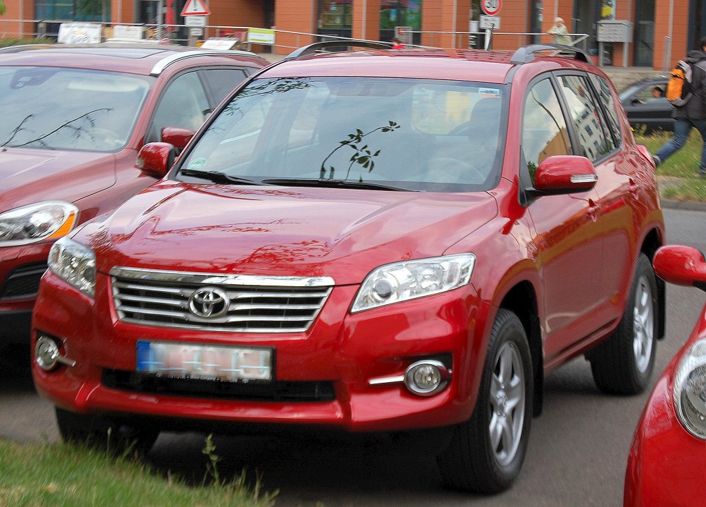 SUV TOYOTA RAV4 in rot, 13.06.12 Berlin-Pankow.