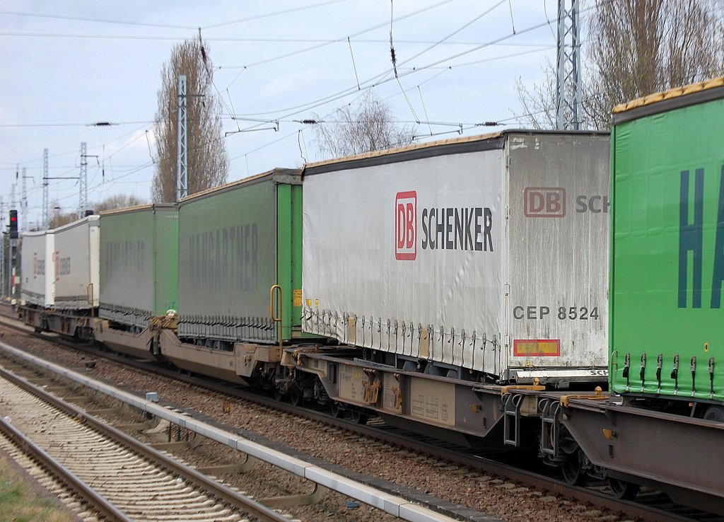 Tachenwagen und Taschenwagen-Doppeleinheiten mit DB SCHENKER + HANGARTNER LKW Auflieger, 04.04.11 Berlin-Karow.
