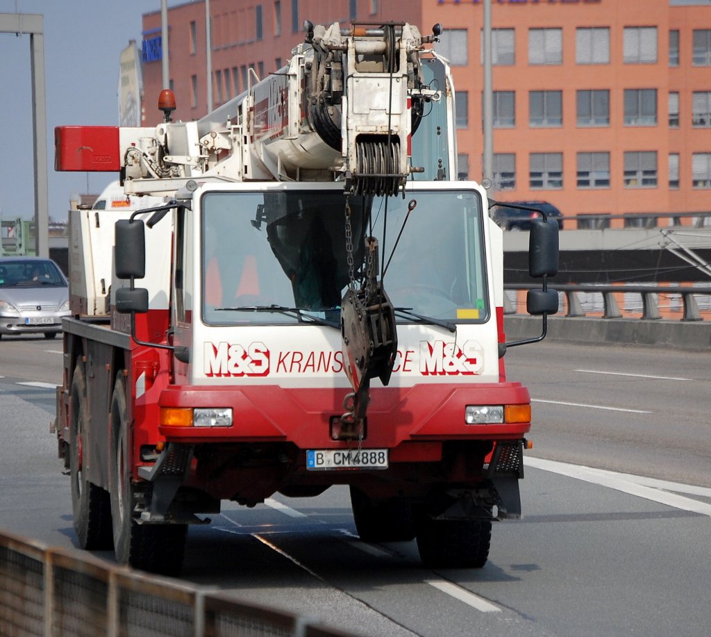 TADANO-FAUN Typ ATF 40G-2 der Fa. M&S Kranservice aus Berlin, Berliner Stadtautobahn H�he Knobelsdorffstr.,06.04.09  