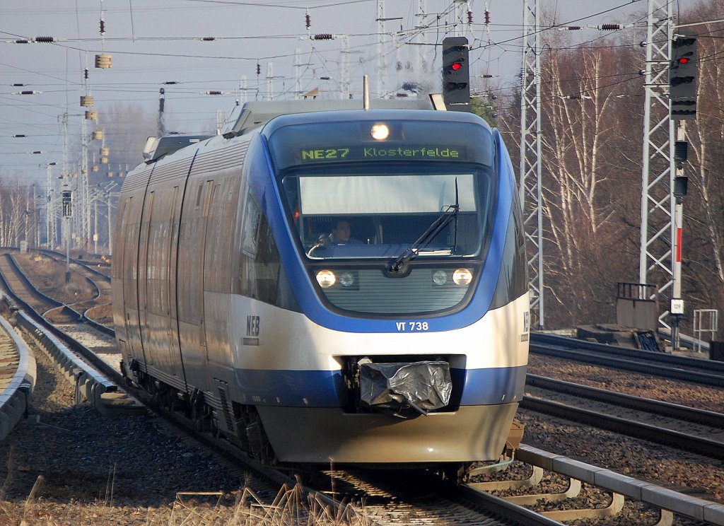 Talent NEB VT 738 (95 80 0643 410-3 + 95 80 0943 410-0 + 95 80 0643 910-2 D-NEB, Bombardier Bj.2006) auf der Linie NE27 Richtung Klosterfelde, 17.01.11 Berlin-Karow.