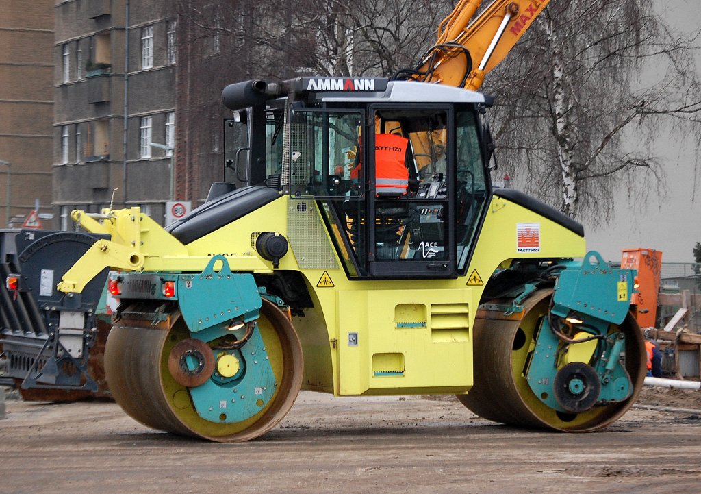 Tandemwalze AMMANN AV95-2 der Baufirma MATTH�I auf der neuen Spandauer Damm Br�cke Berlin, 21.01.11