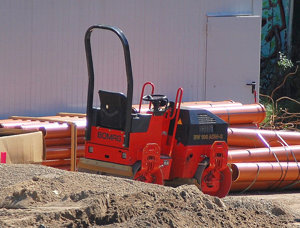 Tandemwalze BOMAG BW 100 ADM-2 am 24.08.09 beim Discounterneubau NETTO neben dem S-Bhf. Berlin-Karow.