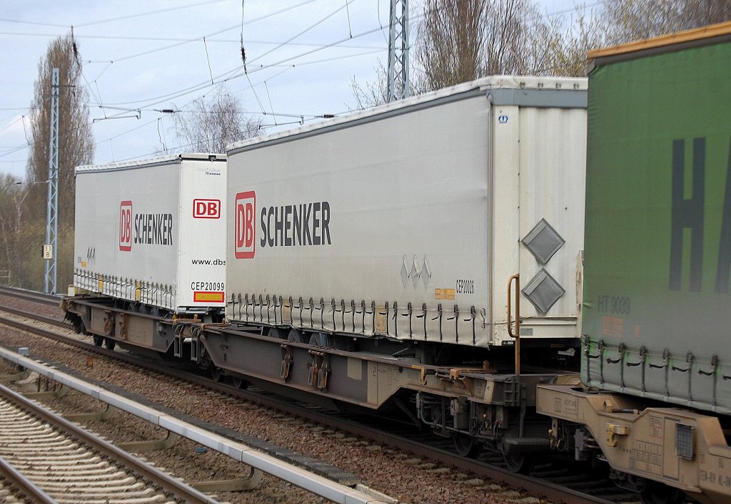 Taschenwagen-Doppeleinheit mit zwei DB SCHENKER LKW-Auflieger, 04.04.11 Berlin-Karow.
