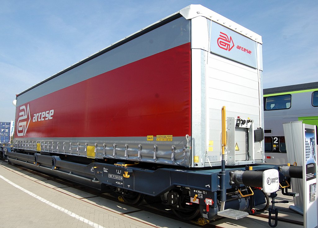 Taschenwagen-Doppelwageneinheit mit der Nr. 33 TEN 85 CH-CEMAT 4956 501-2 Sdggmrss, 18.09.12 Inno Trans Berlin.