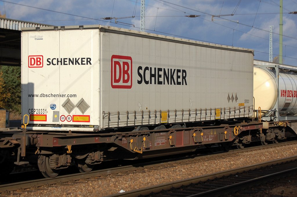 Taschenwagen eingestellt in Deutschland mit der Nr. 37 RIV 80 D-AAEC 4512 101-9 Sdgmns 33 am 06.11.12 Bhf. Flughafen Berlin-Sch�nefeld. 