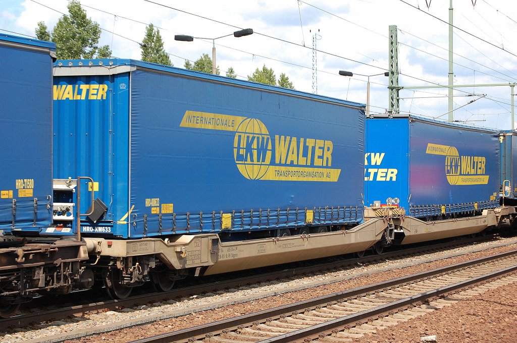 Taschenwagen eingestellt in den Niederlanden mit der Nr. 31 TEN-RIV 84 NL-RN 4955 814-3 Sdggmrs 717(AAE S143) beladen mit Stattelh�ngern der Sped. WALTER, 26.07.11 Bhf. Flughafen Berlin-Sch�nefeld.