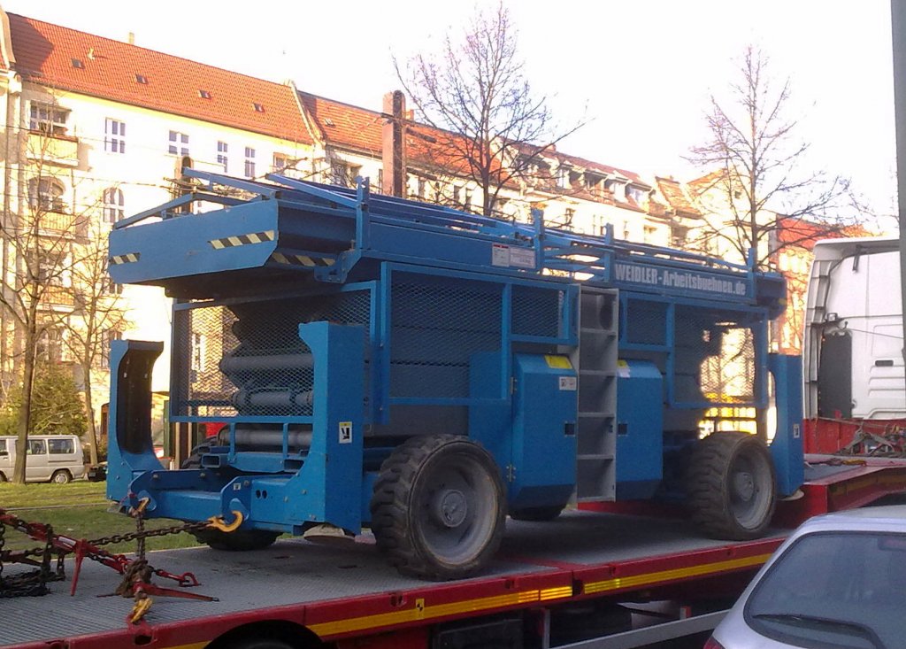 Telekopladeb�hne auf Sattelschlepper der Mietfirma WEIDLER, Typ + Hersteller?, Berlin-Pankow 23.03.12 