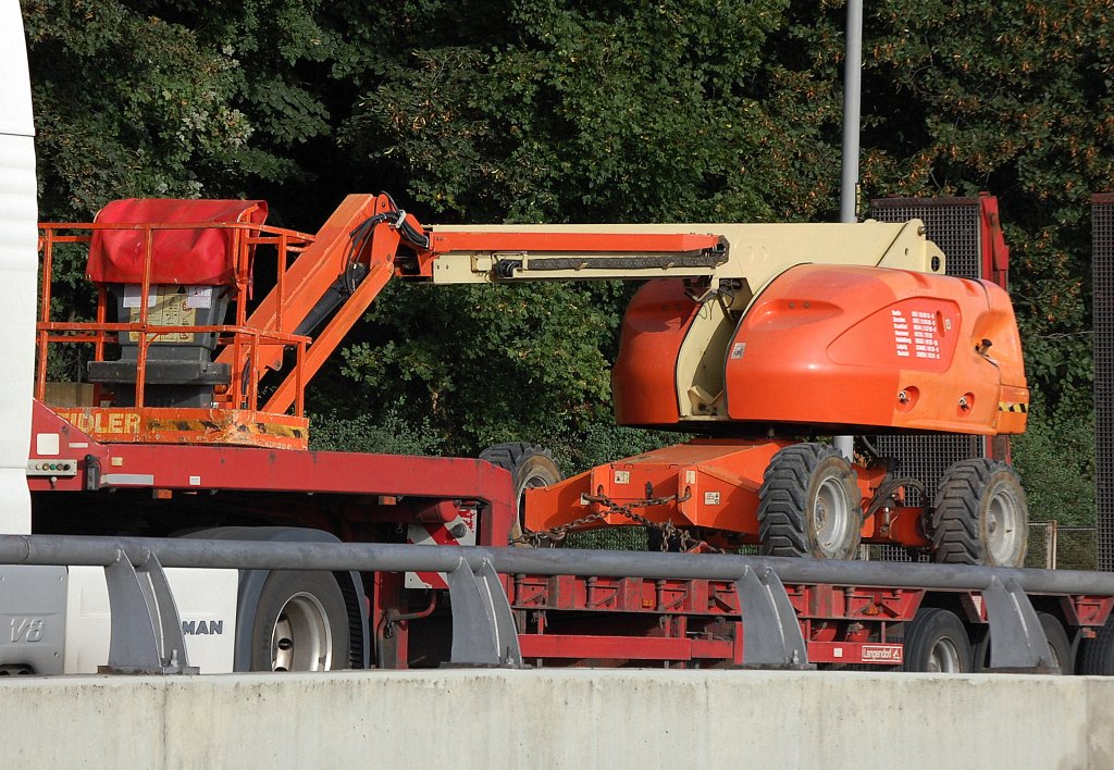 Teleskoparbeitsb�hne Typ + Hersteller? auf einem Tieflader, 11.09.09 Berliner Stadtautobahn.