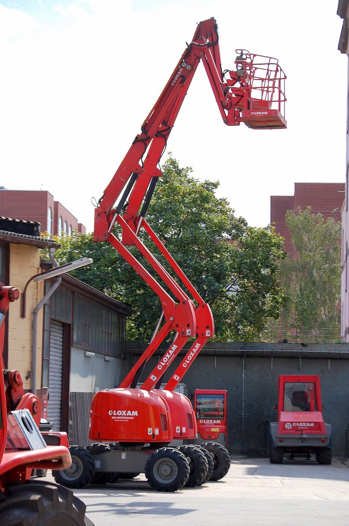 Teleskoparbeitsb�hnen der Leasingfirma LOXAM, Typ? am 30.08.09 auf dem Firmenhof Berlin Tegel.