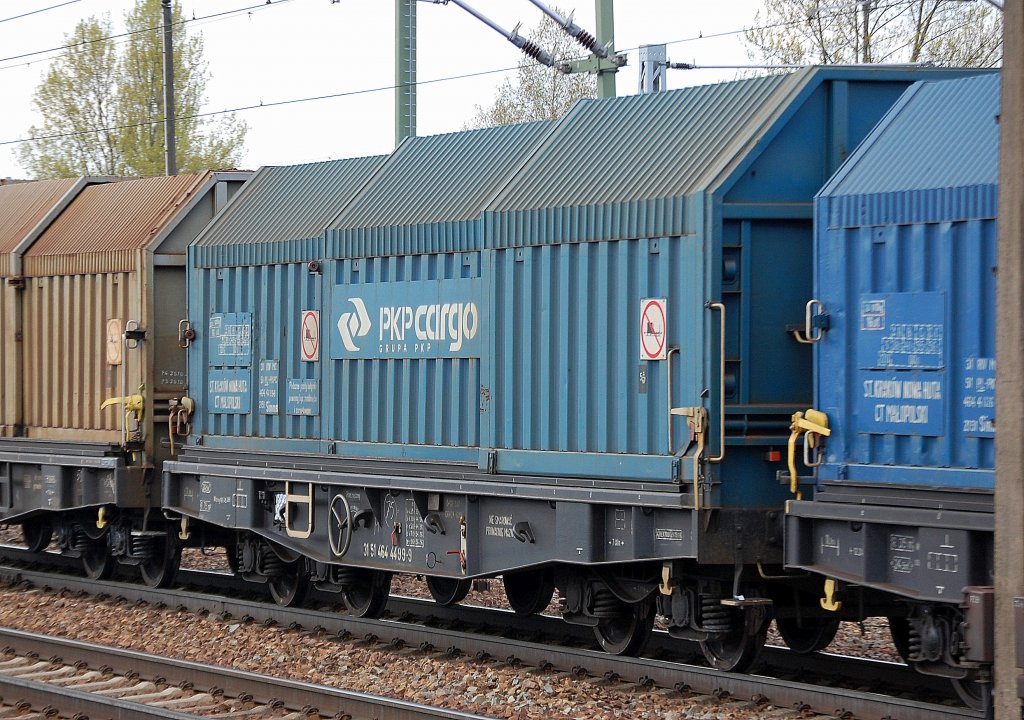Teleskopdachwagen der PKP cargo GRUPA PKP eingestellt mit der Nr. 31 RIV MC 51 PL-PKPC 464 4499-9 2151 Simms, 16.04.11 Bhf. Flughafen Berlin-Sch�nefeld.