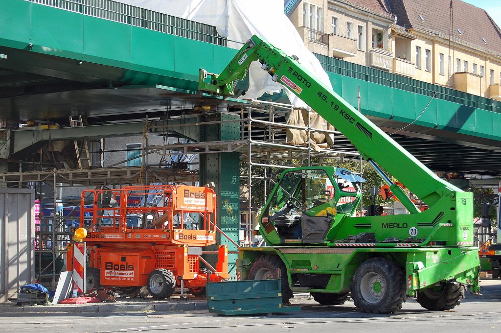 Teleskoplader MERLO ROTO 45.19 KSC beim Bau der neuen Hochbahnbr�cke der U2 Berlin Sch�nhauser Allee am 19.09.09