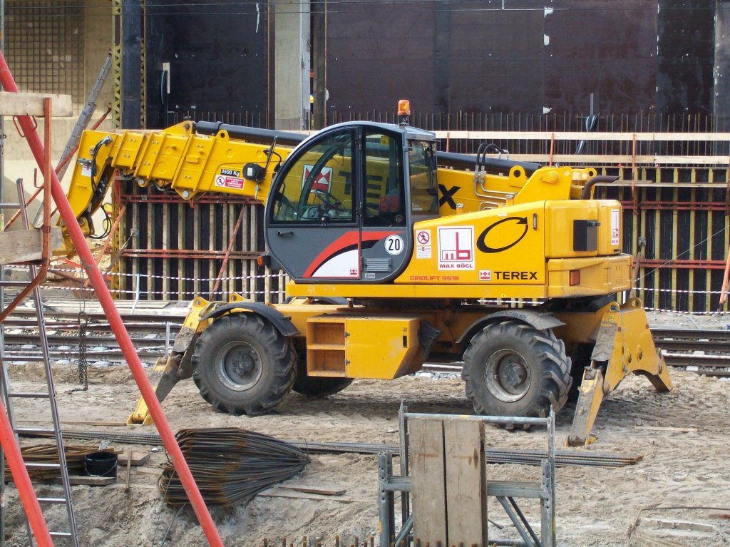 Teleskoplader TEREX GIROLIFT 3518 der Baufirma MAX B�GL, 12.11.08 Gro�baustelle Berlin Neubau Spandauer Damm Br�cke.